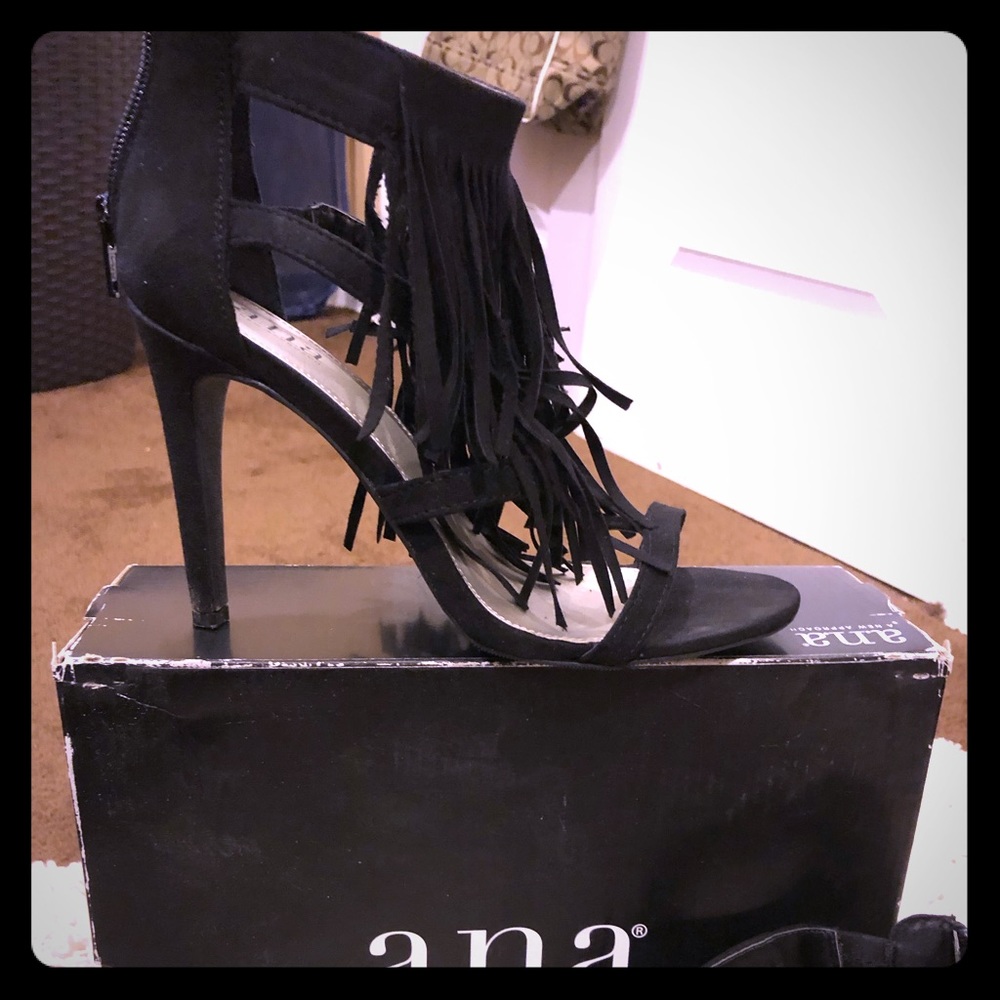 Tassel sandal